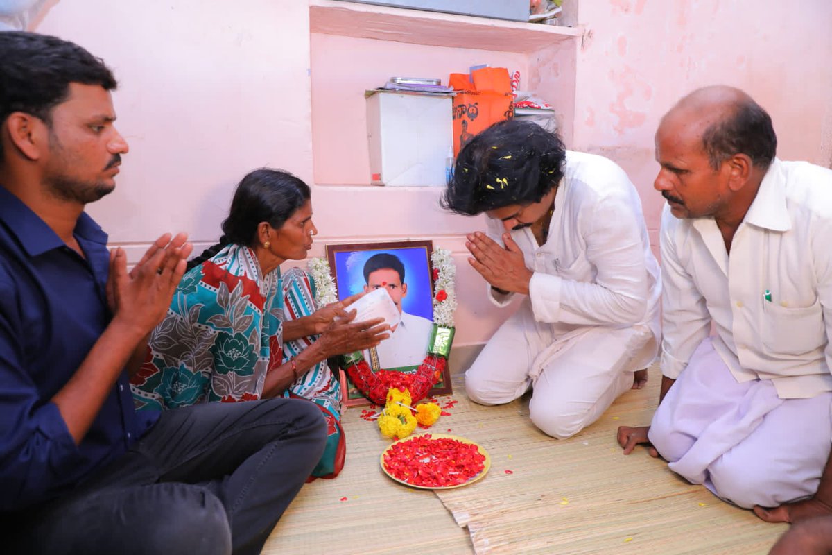 JanaSenaParty's tweet photo. సాగు నష్టాలు,ఆర్ధిక ఇబ్బందులతో ఇటీవల ఆత్మహత్యకు పాల్పడిన కౌలు రైతు శ్రీ కలుగురి రామకృష్ణ కుటుంబాన్ని జనసేన పార్టీ అధ్యక్షులు శ్రీ @PawanKalyan గారు పరామర్శించారు.అనంతపురం జిల్లాధర్మవరం నియోజకవర్గం బత్తలపల్లిలో ఆయన ఇంటికి వెళ్లి కుటుంబాన్ని ఓదార్చారు. 
#JanaSenaRythuBharosaYatra https://t.co/LGyn4LJeqD
