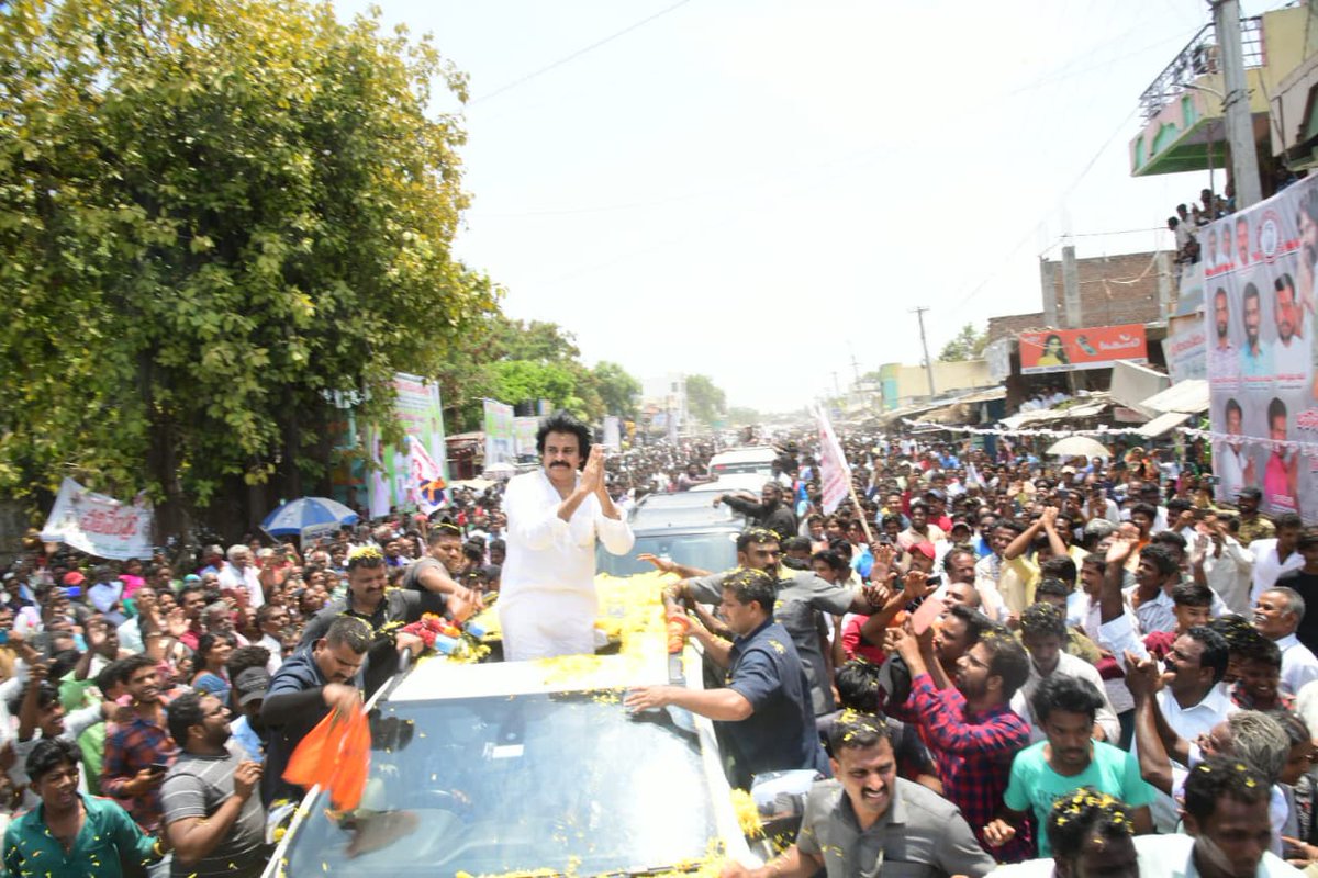 JanaSenaParty's tweet photo. సాగు నష్టాలు,ఆర్ధిక ఇబ్బందులతో ఇటీవల ఆత్మహత్యకు పాల్పడిన కౌలు రైతు శ్రీ కలుగురి రామకృష్ణ కుటుంబాన్ని జనసేన పార్టీ అధ్యక్షులు శ్రీ @PawanKalyan గారు పరామర్శించారు.అనంతపురం జిల్లాధర్మవరం నియోజకవర్గం బత్తలపల్లిలో ఆయన ఇంటికి వెళ్లి కుటుంబాన్ని ఓదార్చారు. 
#JanaSenaRythuBharosaYatra https://t.co/LGyn4LJeqD