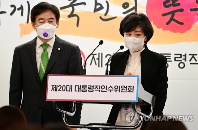 npomvtt's tweet photo. Reação dos Sul-Coreanos a proposta do presidente eleito Yoon Suk Yeol pedir o uso da idade internacional (a idade que o Brasil usa) para todas as questões administrativas.

cr: netizenbuzz https://t.co/S4lYrfDdHE