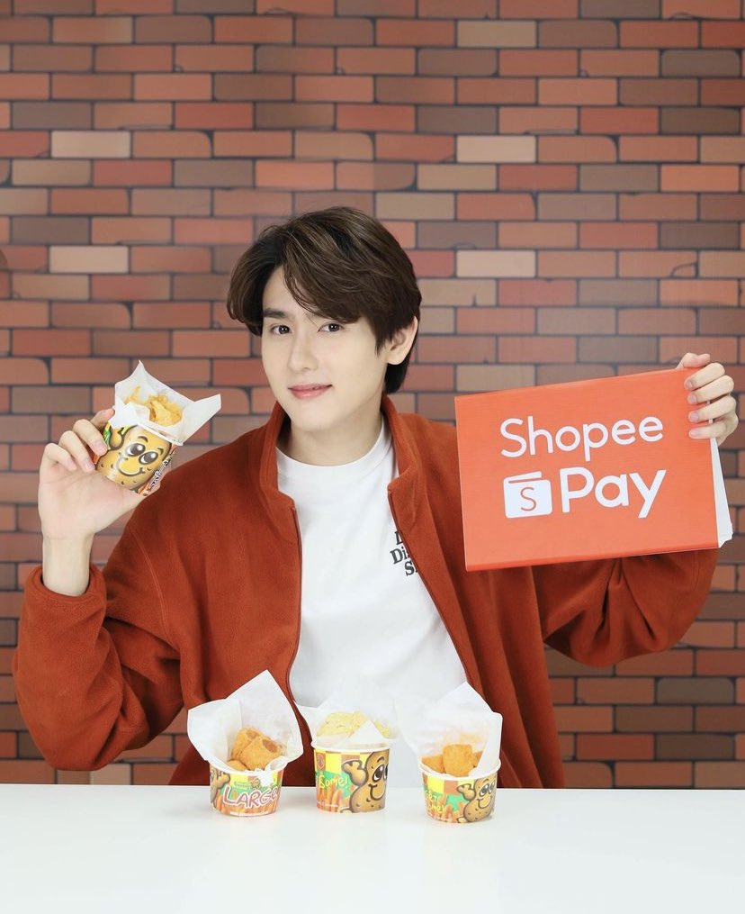 FORCEBOOKFAMILY's tweet photo. รู้ป่าว Potato Cornerในแอป Shopee เค้าลดราคาอยู่น้าาา ~ 😍 #ช็อปปี้เพย์ใกล้ตัว
#แดดแรงแล้วไงลดแรงแล้วกัน
#ShopeePayNearMe
#ShopeePayVouchers
#ShopeePayxKOL
IG: kasibook_ , fforce_ (update)
#bookkasidet #fforce_ #ฟอสบุ๊ค https://t.co/cYF4bXJ0Ub
