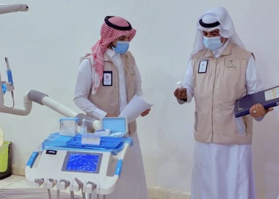 تقوم فرق الإلتزام بصحة الجوف بحملة رقابية، على مدى التزام المؤسسات الصحية الخاصة بالأنظمة واللوائح، فيما يخص الممارسات الطبية في عيادات الأسنان بالقطاع الصحي الخاص.