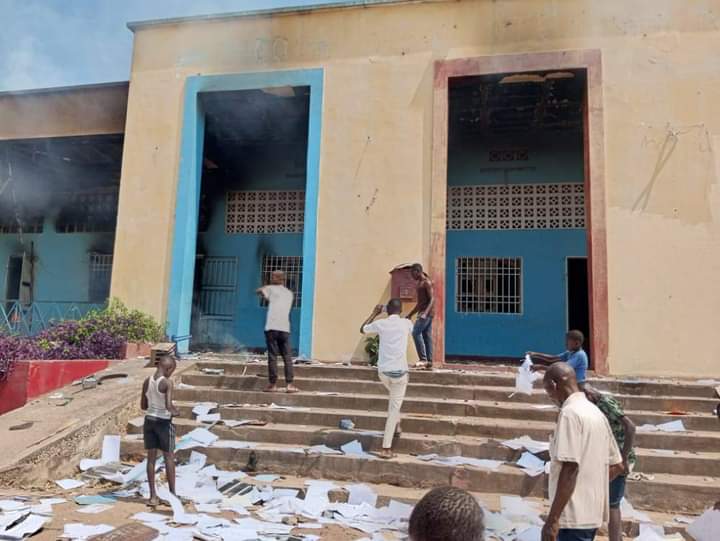 JoseBooto's tweet image. Mbandaka. La maison communale de wangata incendiée par les étudiants
