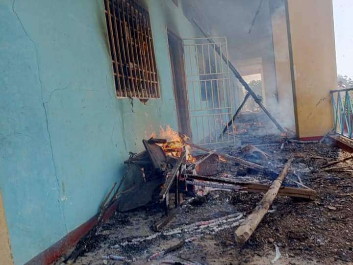 JoseBooto's tweet image. Mbandaka. La maison communale de wangata incendiée par les étudiants