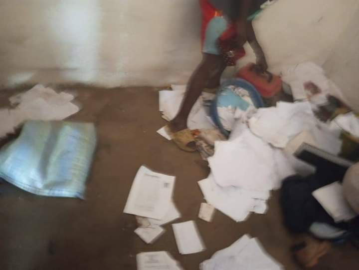 JoseBooto's tweet image. Mbandaka. La maison communale de wangata incendiée par les étudiants