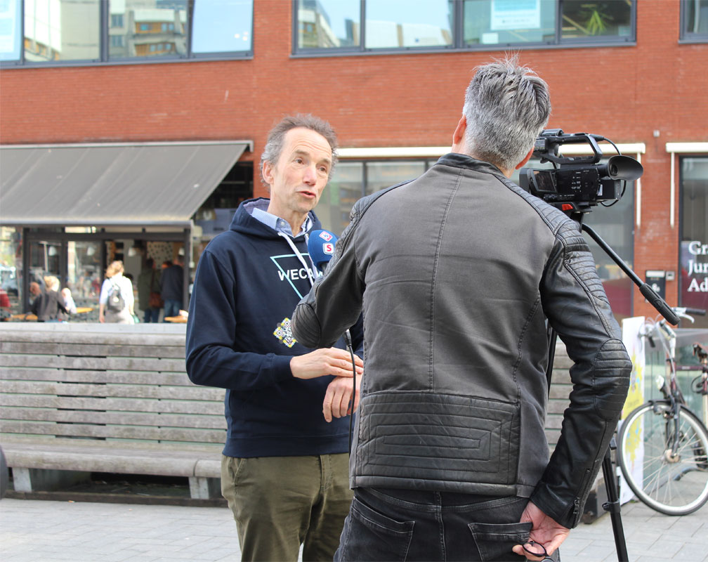 Sinds 10uur is het druk aan het Stationsplein Leiden (LUMC-zijde). Daar kan je vandaag een eenvoudig #ECG laten maken om een indruk te krijgen van het eigen hartritme. Meten=weten! Benieuwd? Kom tot 14uur langs! Ook #handhaving liet al een ECG maken. @leiden2022 @EP_Leiden #LUMC