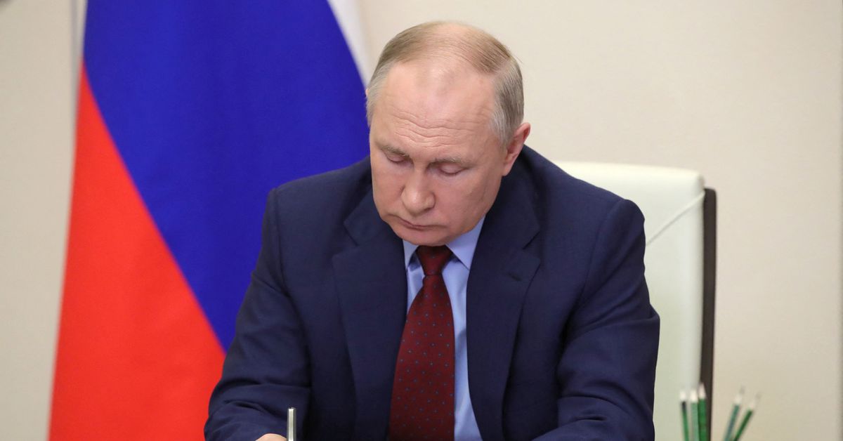 ReutersWorld's tweet photo. Putin warns the West: Russia cannot be isolated - or held back https://t.co/4aPn8aVrFz https://t.co/wHixqyxmrz