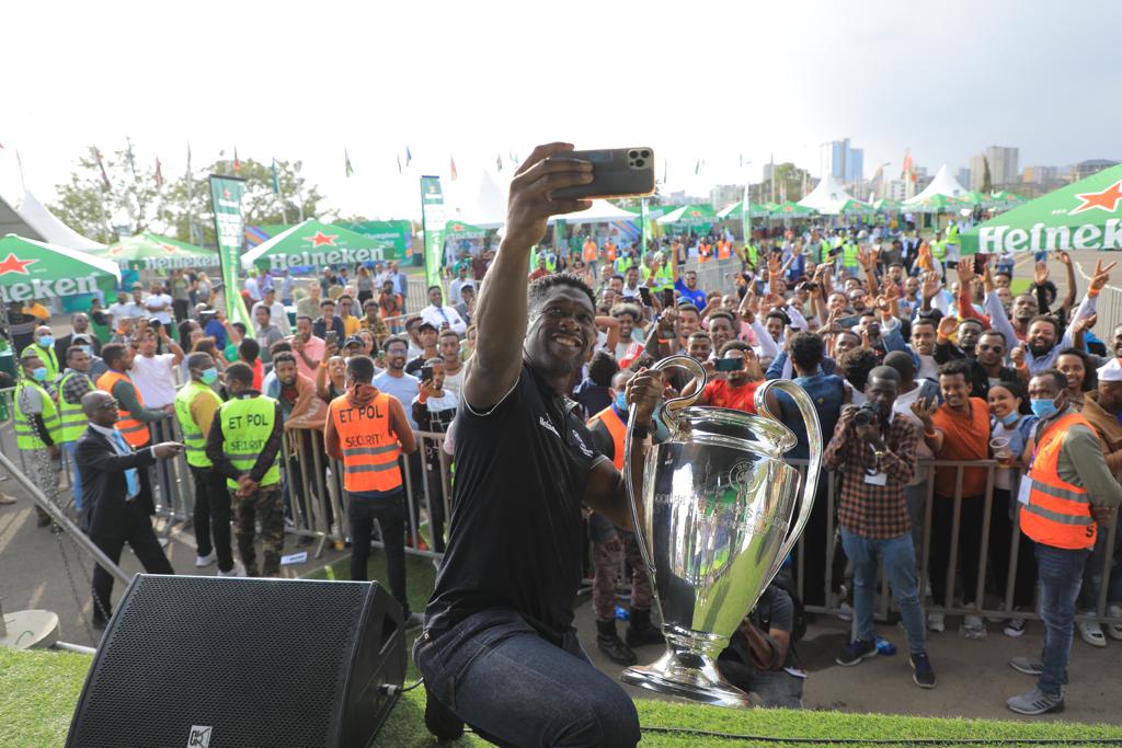 🤳 Clarence Seedorf couldn't go to Ethiopia without his old friend... 🏆 🇪🇹 

#UCLtrophytour | @Heineken