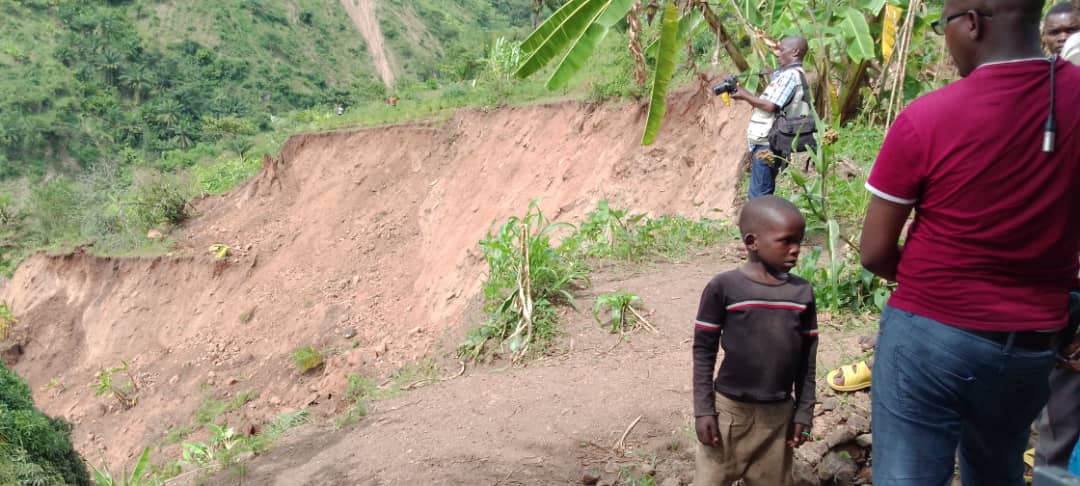 ImicokamaRadio's tweet photo. Des collines de la @CMutimbuzi @BujumburaProv sont menacées par des éboulements. Les collines les plus menacées sont celles de #Migera, #Kiremba, #Mubone et #Rugembe.19 ménages n'ont jusqu'à présent pas où se mettre à l'abri suite aux effets du changement climatique.#Burundi https://t.co/MVzaSlK4rT