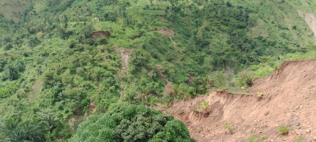 ImicokamaRadio's tweet photo. Des collines de la @CMutimbuzi @BujumburaProv sont menacées par des éboulements. Les collines les plus menacées sont celles de #Migera, #Kiremba, #Mubone et #Rugembe.19 ménages n'ont jusqu'à présent pas où se mettre à l'abri suite aux effets du changement climatique.#Burundi https://t.co/MVzaSlK4rT
