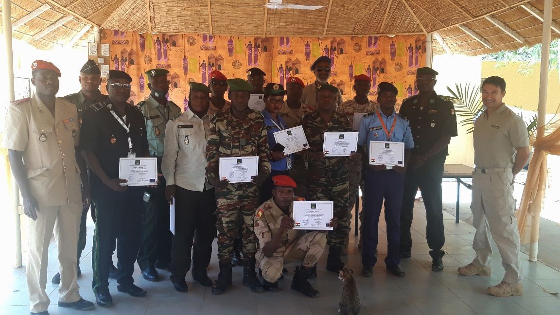 EUCAPSahelNiger's tweet photo. Détection des faux billets : EUCAP Sahel Niger étend la formation au suivi des faux documents. 👍👀👎  

Lire plus : https://t.co/L8o5mEUBtI

#Niger #FSI #FraudeDocumentaire #FauxBillets @EucapSahelNiger https://t.co/ArPQeD9bKL