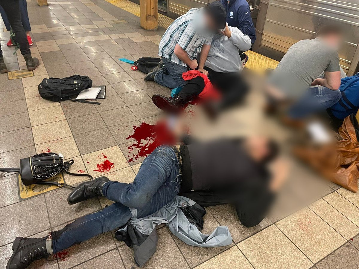 LitthidethKitt1's tweet photo. #Brooklyn , #NewYork 
multiple people were shot 
in and around a #subway station. One of the wagons had a smoke device detonated, 
there were no bombs found. 
A number of people are seriously injured. T
he gunman has yet to be apprehended. #USA 🙏🏼🕊🥺😢 https://t.co/h9djQSXG5n