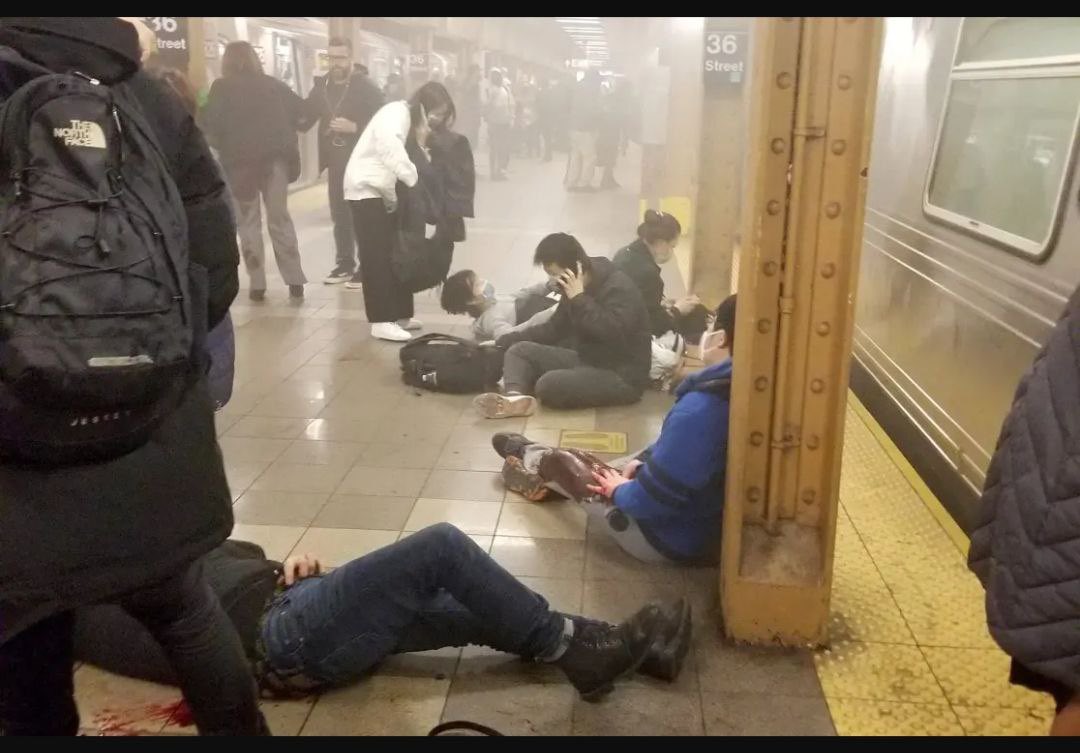 LitthidethKitt1's tweet photo. #Brooklyn , #NewYork 
multiple people were shot 
in and around a #subway station. One of the wagons had a smoke device detonated, 
there were no bombs found. 
A number of people are seriously injured. T
he gunman has yet to be apprehended. #USA 🙏🏼🕊🥺😢 https://t.co/h9djQSXG5n