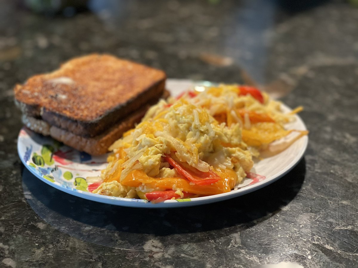 abc7johngregory's tweet photo. I don’t know what to call it, but it looks pretty good. 😁#eggsurprise #eggperiment @bumblesnot https://t.co/tvnnRjRBEy