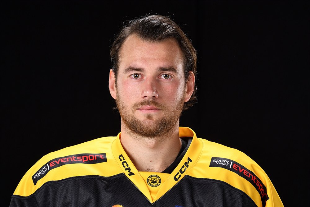 vhc_1977's tweet photo. Centern Oliver Erixon förlänger med VHC! Läs mer på https://t.co/rW5Rz3WoQ2 ⚫️🟡 https://t.co/v5rYkuRXFB