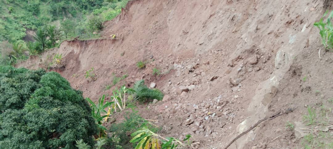 NahiDieu's tweet photo. Des collines de la @CMutimbuzi @BujumburaProv sont menacées par des éboulements. Les collines les plus menacées sont celles de #Migera, #Kiremba, #Mubone et #Rugembe.19 ménages n'ont jusqu'à présent pas où se mettre à l'abri suite aux effets du changement climatique.#Burundi https://t.co/I7cWqayEhW