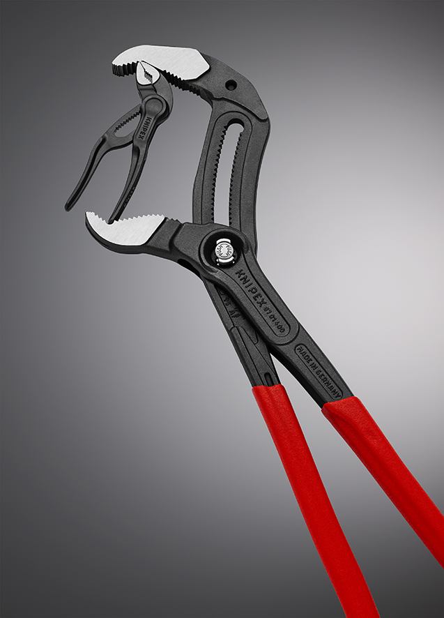 Uživatel Knipex_official na Twitteru: small, cute - and bitey! The KNIPEX Cobra® XS 87 01 100 is probably the smallest fully functional water pump pliers in the world. Nevertheless,