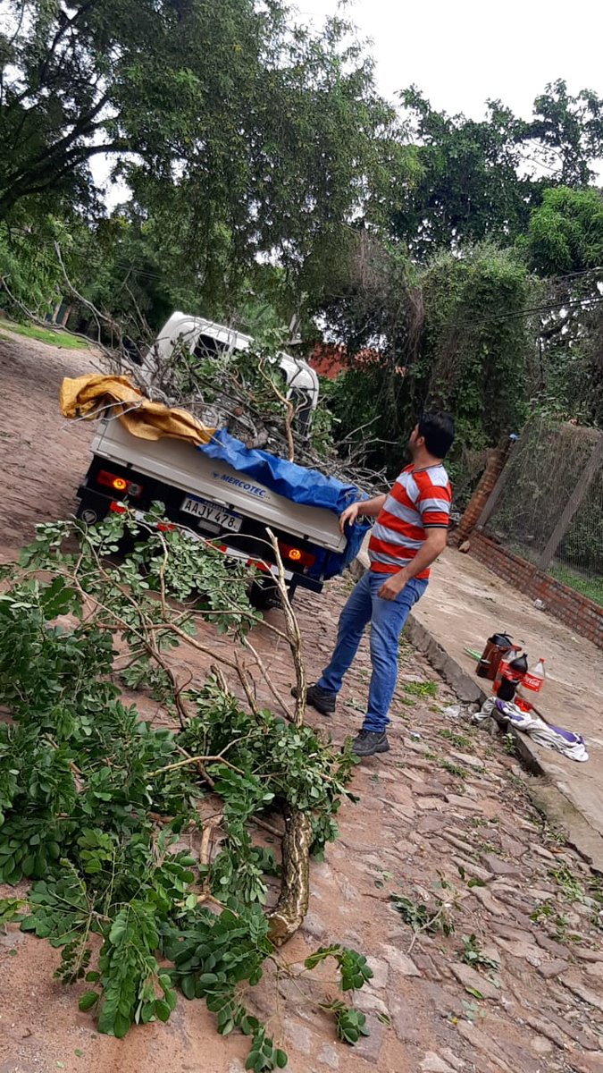 SanBernardinoPy's tweet photo. #DESPEJE_CALLES🚜

Desde anoche cuadrillas del Dpto de Aseo Urbano se encuentran trabajando p/ que vuelva la normalidad el tránsito y limpieza en las calles. 

Colaboración @policia_py, bomberos, @ANDEOficial y voluntarios. 

Acompañando Intendente Emigdio Ruiz D. y miembros JM. https://t.co/BIIZIpQv7S