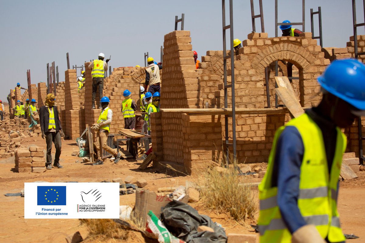 AICSBurkina's tweet photo. "Urbanisation4Change", financé par 🇪🇺 et mis en oeuvre par @CISPorg, vise à réaliser 500 maisons sociales #bioclimatiques à Agadez au #niger. Au mois de mars, 🧱82 maisons construites et 60 en cours de construction, en employant 🛠️600 ouvriers et 250 maçons. 
@dueniger https://t.co/lu445Rou89