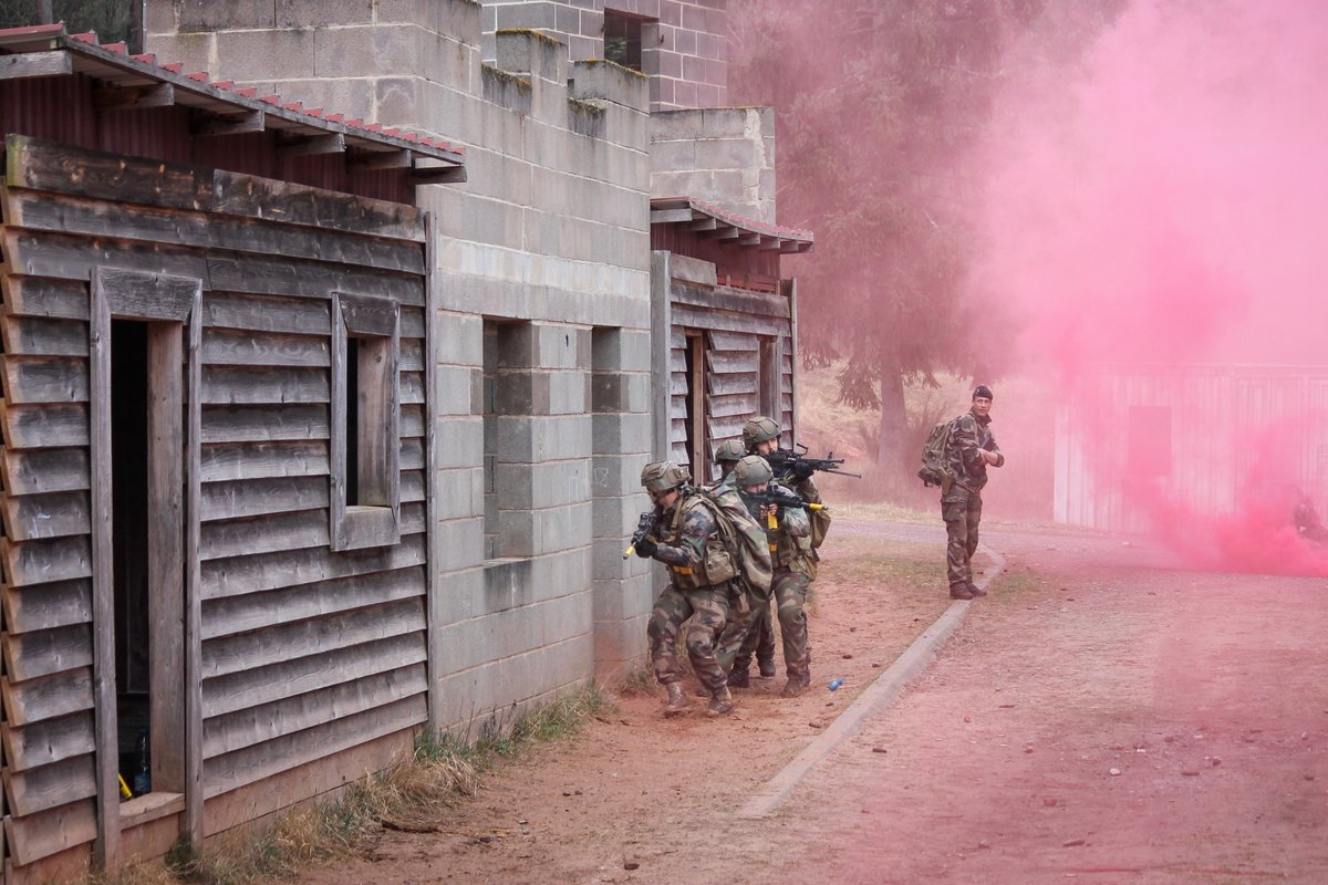 SaintCyrCoet's tweet photo. En immersion avec le #16BCP - Nos OSC-E de l'EMAC au camp militaire de Bitche
Commander des chasseurs expérimentés, gérer son extrême fatigue, être exigeant dans sa #PrépaOPS.
Excellent moyen de se projeter dans leurs futures responsabilités de chef de section.
#ALaHauteur https://t.co/v57GBpPcLL