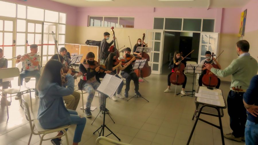 _SantaCruzAr's tweet photo. 💠Realizamos “Visitas situadas”, en las localidades de #ElCalafate y #LagoPosadas, desarrollando actividades en conjunto con la comunidad de las orquestas y coros.🎻👩🎤
🔗https://t.co/Trtwdh9A0i https://t.co/WHvAkuNjeL
