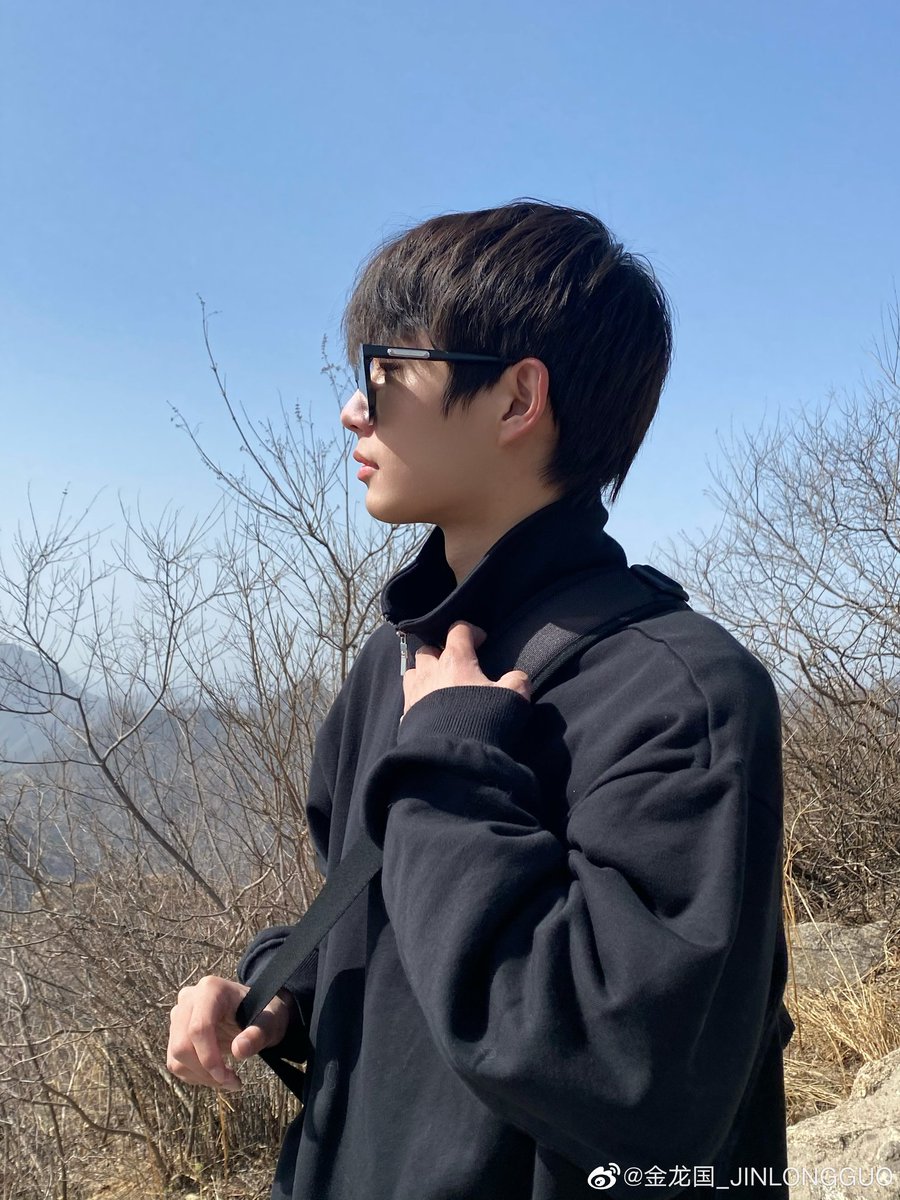 Fallinlove_JLG's tweet photo. 金龙国Weibo更新： ​​爬山登顶了！#我的春日游记# ​​​

＃김용국 ＃JINLONGGUO
＃キムヨングク ＃金龙国 https://t.co/3ApzuofvjD