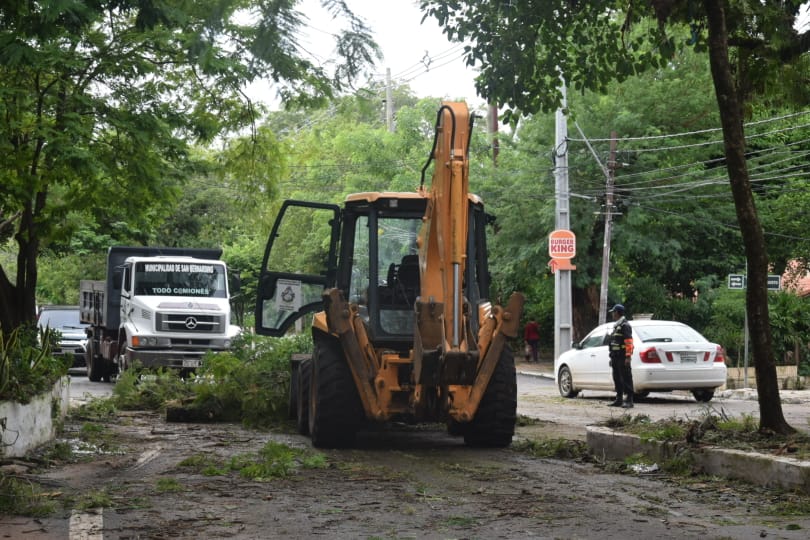 SanBernardinoPy's tweet photo. #DESPEJE_CALLES🚜

Desde anoche cuadrillas del Dpto de Aseo Urbano se encuentran trabajando p/ que vuelva la normalidad el tránsito y limpieza en las calles. 

Colaboración @policia_py, bomberos, @ANDEOficial y voluntarios. 

Acompañando Intendente Emigdio Ruiz D. y miembros JM. https://t.co/BIIZIpQv7S