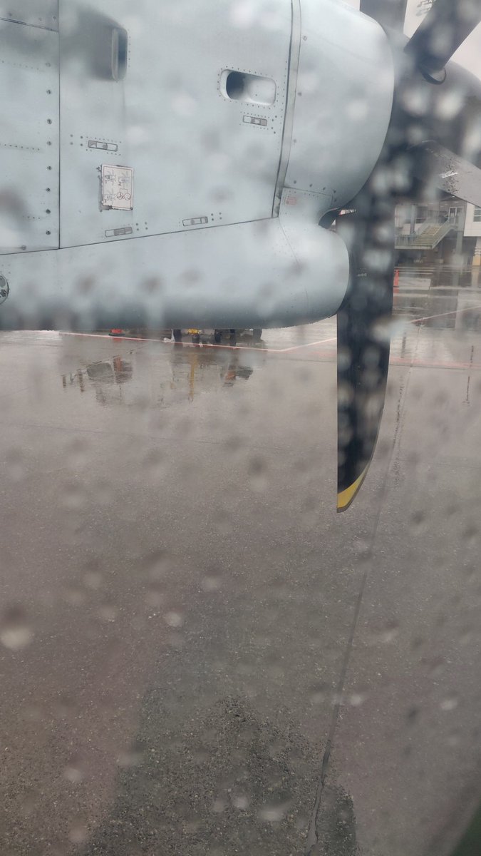 #yvr in red alert due to risk of lightening...fair enough as I'm on my first flight in 2 years...so take your time folks !!