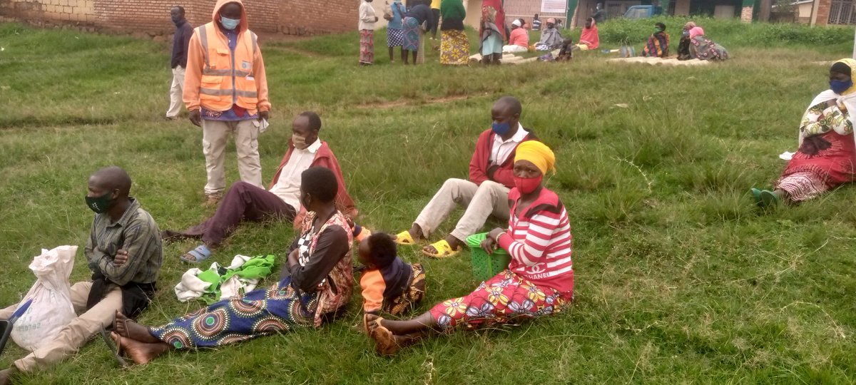 RutareRyvcp's tweet photo. Uyu munsi 12/04/2022
Youth Volunteers ikorera  mu  murenge wa Rutare yifatanyije nabaturage ba bushokanyambo mu gikorwa cyo gufasha abacitse ku icumu rya genocide yakorewe abatutsi muri mata 1994 https://t.co/D8wDSjhprb