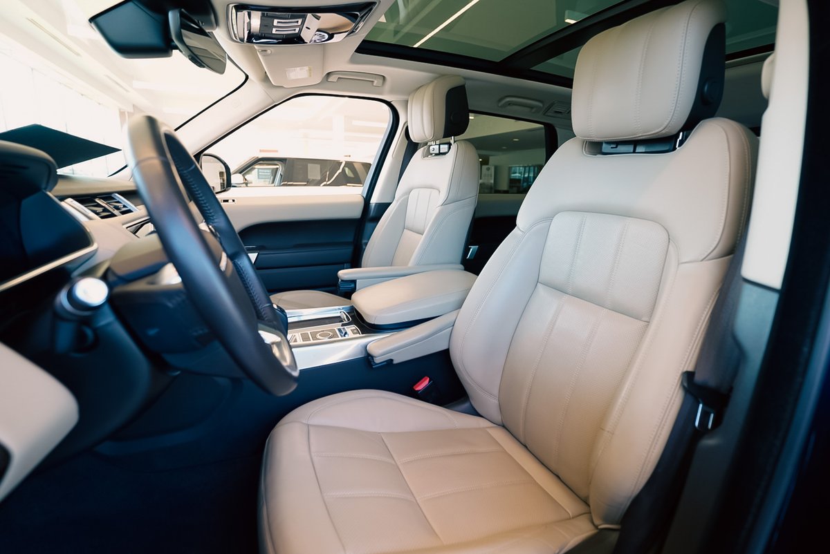 LandRoverDarien's tweet photo. #InteriorTuesday — A modern and sophisticated interior, underpinned by exquisite detailing and an intuitive approach to relevant technology. #LandRoverDarien #LandRover https://t.co/O6we7taC3z