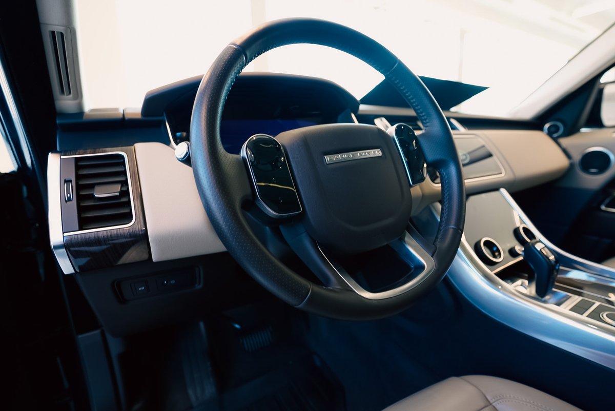 LandRoverDarien's tweet photo. #InteriorTuesday — A modern and sophisticated interior, underpinned by exquisite detailing and an intuitive approach to relevant technology. #LandRoverDarien #LandRover https://t.co/O6we7taC3z