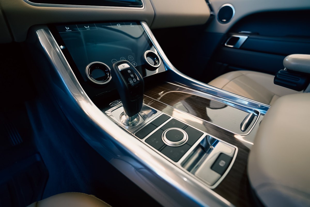 LandRoverDarien's tweet photo. #InteriorTuesday — A modern and sophisticated interior, underpinned by exquisite detailing and an intuitive approach to relevant technology. #LandRoverDarien #LandRover https://t.co/O6we7taC3z