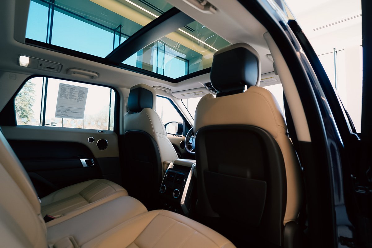 LandRoverDarien's tweet photo. #InteriorTuesday — A modern and sophisticated interior, underpinned by exquisite detailing and an intuitive approach to relevant technology. #LandRoverDarien #LandRover https://t.co/O6we7taC3z