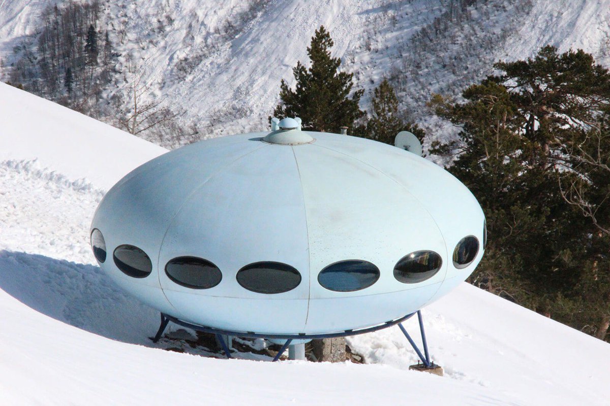 #ДеньКосмонавтики                                                 
Дом "Футуро" расположен на одной из вершин Домбая. 
Архитектор: Матти Сууронен
1969 год