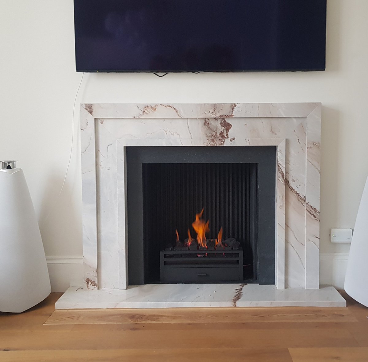 SignatureFires's tweet image. Bespoke Marble fire surround with matching Hearth, reeded steel chamber panels and Gallery Krypton fire basket, 6.9kw gas fire linked to fan system 

Richmond upon Thames