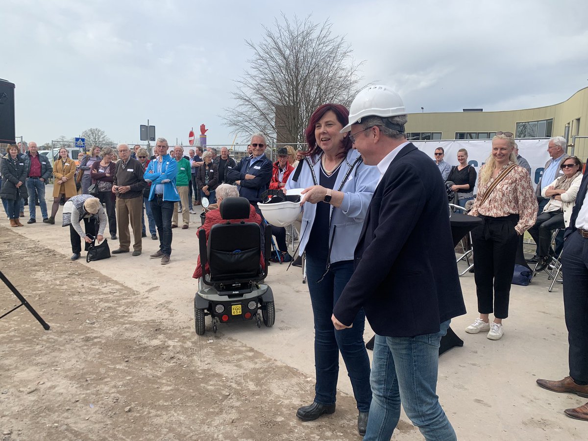 YvetteJaarsveld's tweet photo. Feestelijke start bouw woontoren 52 app #Apollo #Hengelo! Samenwerking met @bpd_nl @MASarchitectuur @gemeentehengelo #leverinkenassenresultaatmakelaars @TSBouwVastgoed https://t.co/LeipVSaXld