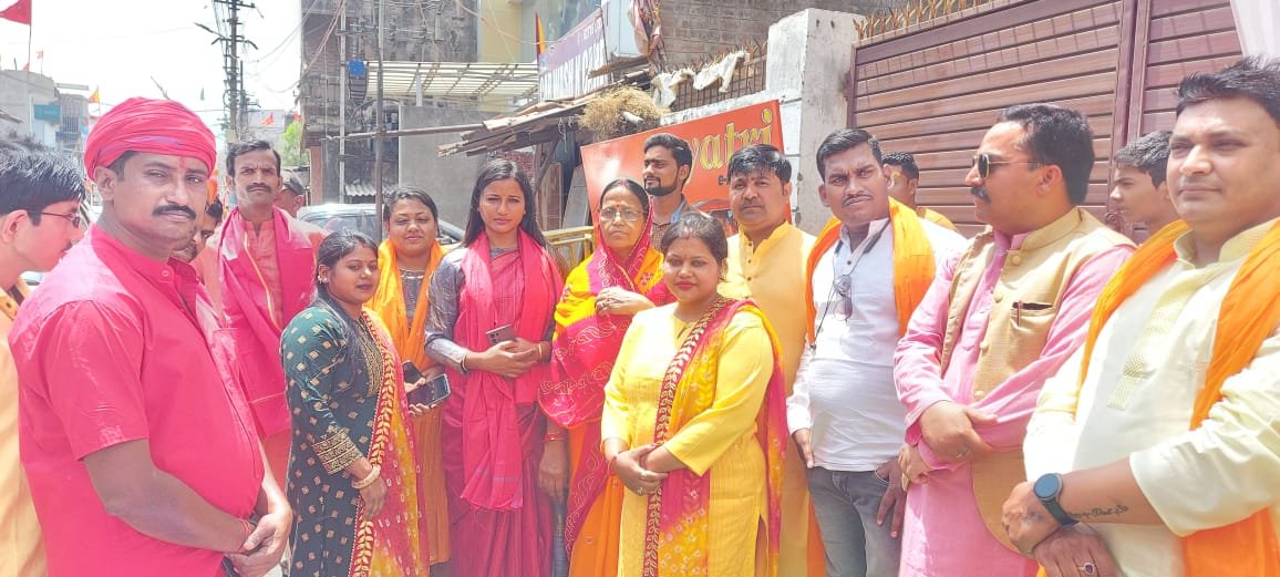 AmbaPrasadINC's tweet photo. हजारीबाग अंतर्गत बड़ा बाजार यूथ विंग के द्वारा आयोजित श्री राम जन्मोत्सव पर लड्डू महाभोग का वितरण किया। https://t.co/eZzqJPcz4N