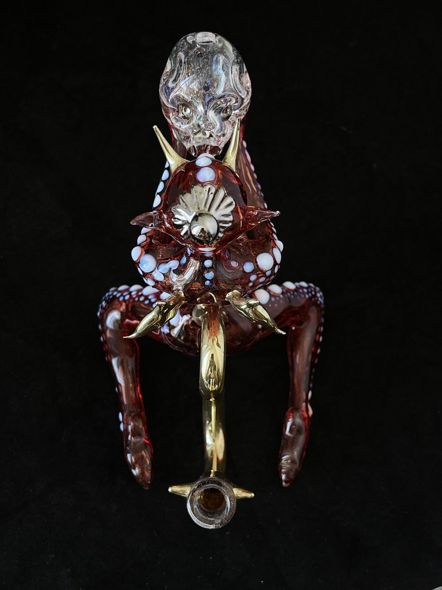 SibelleY's tweet photo. Sexy dragon-girl rig !! The hands are hollow connected to the skull, so you smoke from the skull. The tail and accents are coated in 23k gold and platinum luster :) 10mm joint. Available on my website https://t.co/2xAyxo7ZUu https://t.co/zLBGxgExDi