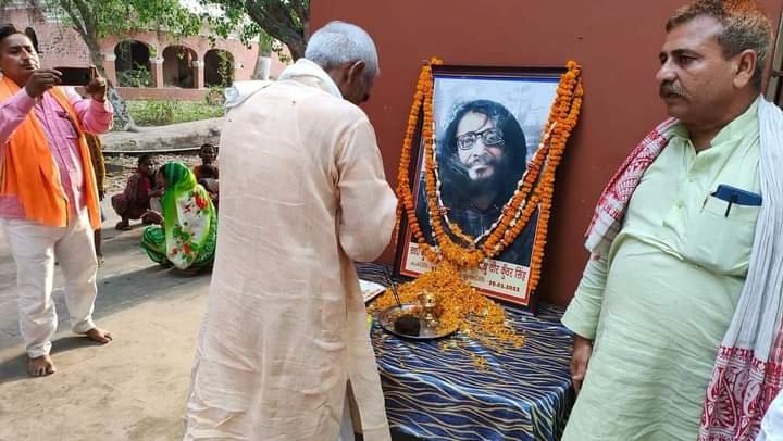 surendradwaba's tweet photo. वीर कुँवर सिंह के पौत्र के निर्मम हत्या की सूचना पर उनके गांव जगदीशपुर (बिहार) पहुँचकर श्रद्धांजलि अर्पित किया और परिवारजनों से मिलकर अपनी संवेदना व्यक्त किया।। https://t.co/zc9MMLonvb