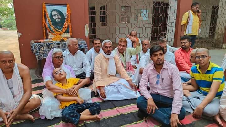 surendradwaba's tweet photo. वीर कुँवर सिंह के पौत्र के निर्मम हत्या की सूचना पर उनके गांव जगदीशपुर (बिहार) पहुँचकर श्रद्धांजलि अर्पित किया और परिवारजनों से मिलकर अपनी संवेदना व्यक्त किया।। https://t.co/zc9MMLonvb