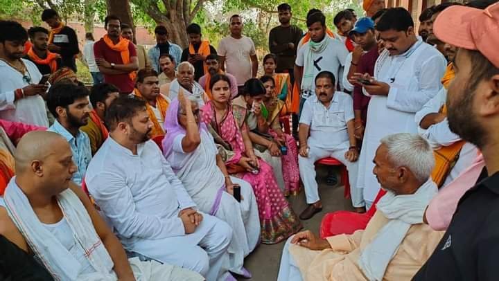 surendradwaba's tweet photo. वीर कुँवर सिंह के पौत्र के निर्मम हत्या की सूचना पर उनके गांव जगदीशपुर (बिहार) पहुँचकर श्रद्धांजलि अर्पित किया और परिवारजनों से मिलकर अपनी संवेदना व्यक्त किया।। https://t.co/zc9MMLonvb