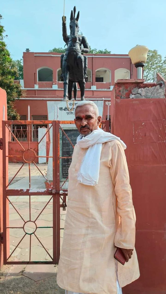 surendradwaba's tweet photo. वीर कुँवर सिंह के पौत्र के निर्मम हत्या की सूचना पर उनके गांव जगदीशपुर (बिहार) पहुँचकर श्रद्धांजलि अर्पित किया और परिवारजनों से मिलकर अपनी संवेदना व्यक्त किया।। https://t.co/zc9MMLonvb