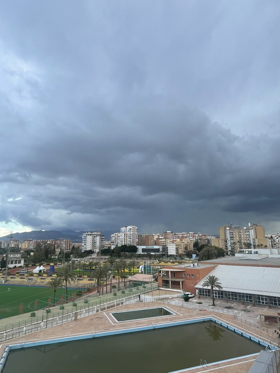 SebaFdezAguilar's tweet photo. @Storm_Malaga En poco lo tenemos aquí, se ven cortinas de agua https://t.co/VAfv6RH7yE