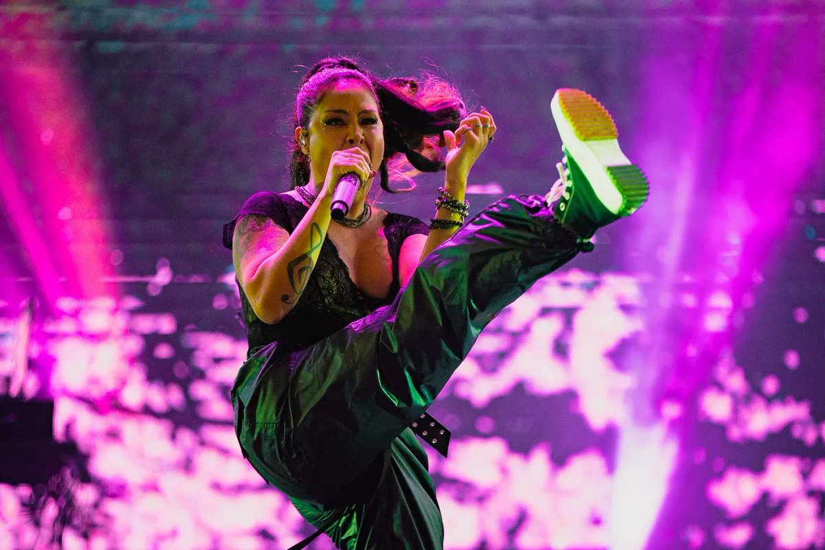 diegopadilha's tweet photo. Pitty proprietária da porra toda lá no #brevefestival
.
#pitty #ihateflash https://t.co/iw59CXkIQQ