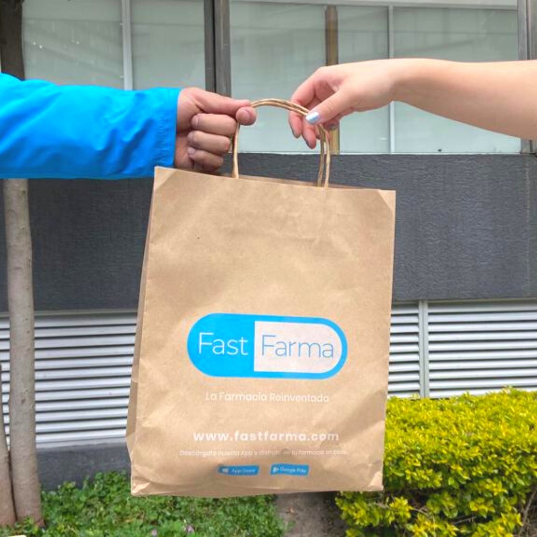 ¿Sin ganas de salir casa? ¿Necesitas medicinas? #FastFarma te lo lleva con un sólo clic. Pide desde la Aplicación FastFarma súper fácil 🚀🤩📲 Estamos en #Quito y #Guayaquil