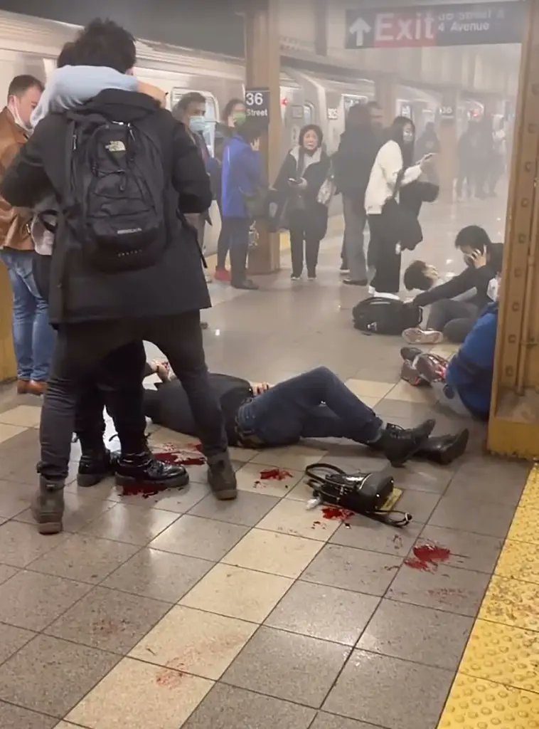 socialismoolib1's tweet photo. 🇺🇸#USA
#BreakingNews
04/11/2022 #Brookling #subway shooting:rush 08.30 am 13 people injured (5 shot),apparent attack with smoke non #explosives devices
#Police seeking a short black man in orange worker’s vest & gas mask fled from chaotic, bloody scene on Sunset Park subway https://t.co/U5mNPazthz
