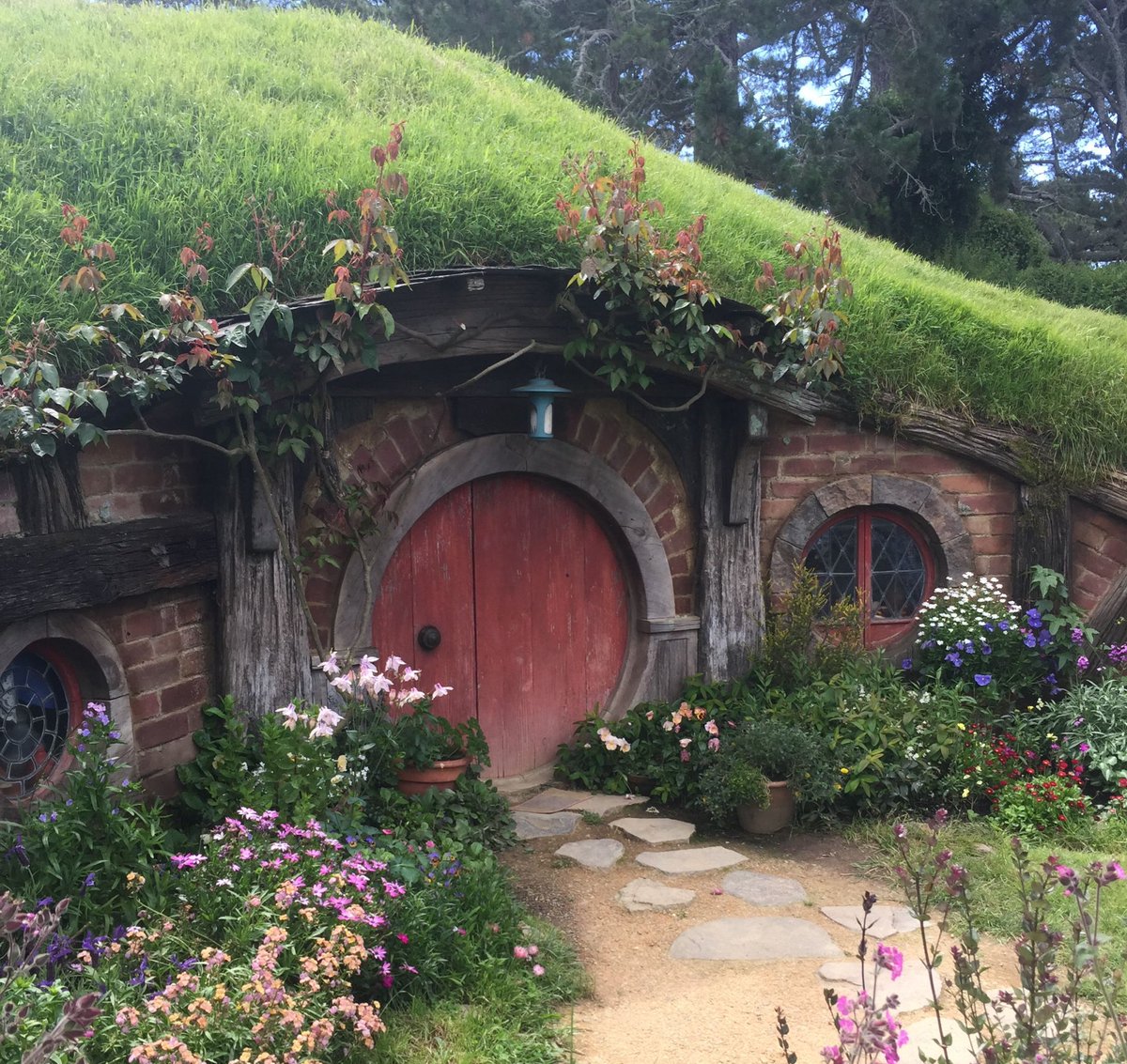 myelessar's tweet photo. the urge to run away and live in a hobbit hole https://t.co/gYy3BbnUUa