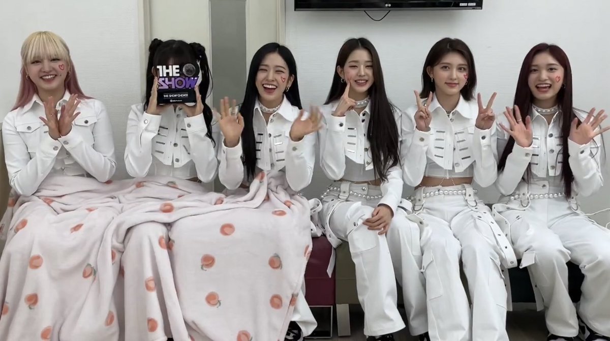 yujintwo's tweet photo. Missed out on the real time win but can’t miss tweeting the tag; congrats kids 🥳🥳🥳🥳🥳🥳 Fully deserving!!! 💘💘💘💘💘💘
#LOVEDIVE1stWin
#IVE14thWin https://t.co/ZU0nEZsEJA