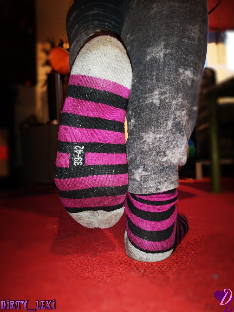 LexiDirty's tweet photo. Falls jemand Amazongutscheine über hat...Immer her damit ihr kleinen Sockenlecker #Dirty_Lexi #spitonsocks #spitfetish #spit #socks #gamergirl #girl #Fetisch #fetisch #germangirl #tributeme #feet #toes #wornsocks #kinkymom #kinky #stinkyfeet #stinkysocks https://t.co/DR1P95YI77