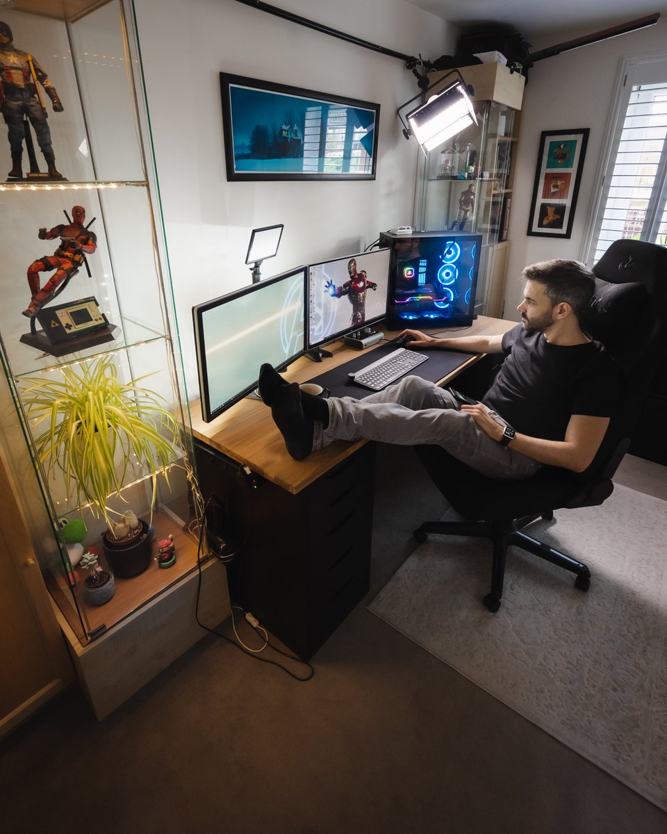 DanTLD's tweet photo. Just exported out a new Youtube video today. Time to relax (till I get bored that is). #desksetup https://t.co/JHhZwVhqtW