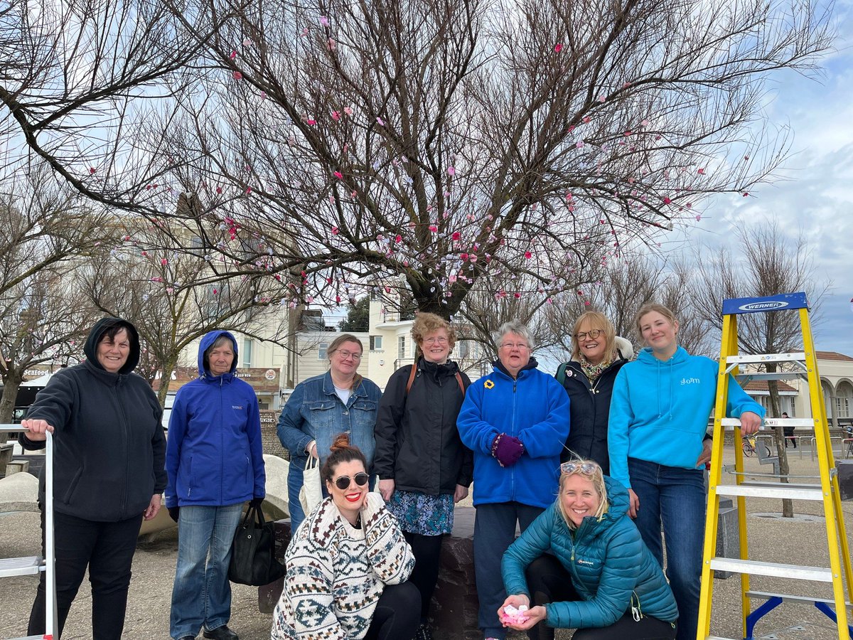 Close knit community  💛

Time for Worthing are proud to support Storm in their latest yarn bomb installation on #Worthing seafront. 

'Times and Seasons' reflects on the pandemic and celebrates the natural world 

Tag us in your pictures of Storms latest project
#timeforworthing